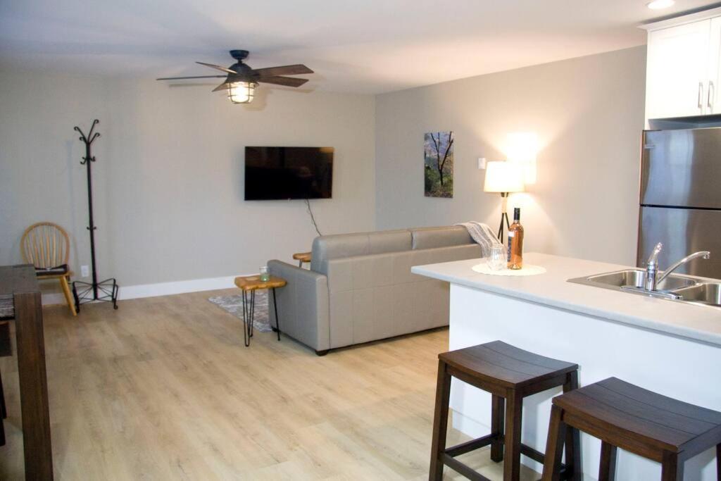 M&M'S Maple Bay Mountain Guesthouse - Licensed ดันแคน ภายนอก รูปภาพ